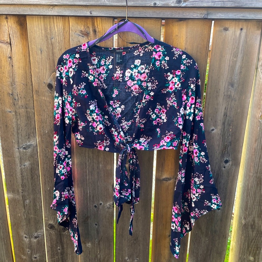Bell sleeve tie flowy top 🌸